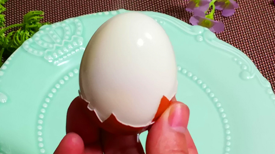 为什么煮两个鸡蛋总是裂开一个,水煮鸡蛋怎样煮鸡蛋不会裂开