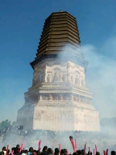 承德巨大岩石千年古塔,河北承德巨石上悬立两座古庙