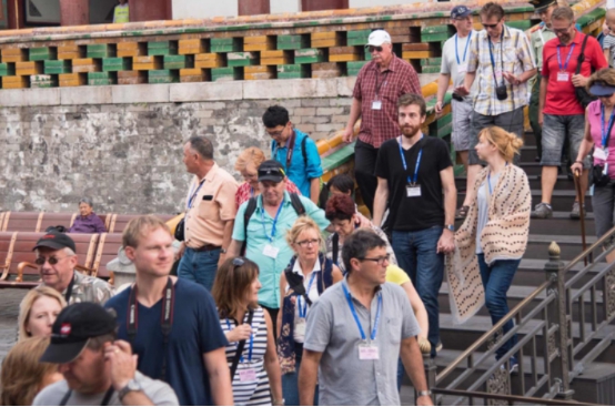 春节淄博赶烤游客再度爆满,淄博烧烤外国人也来凑热闹