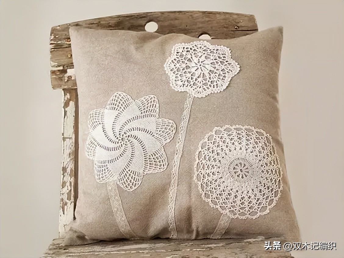 钩好的几片蕾丝缝到布艺抱枕和包包上，身价立马倍升