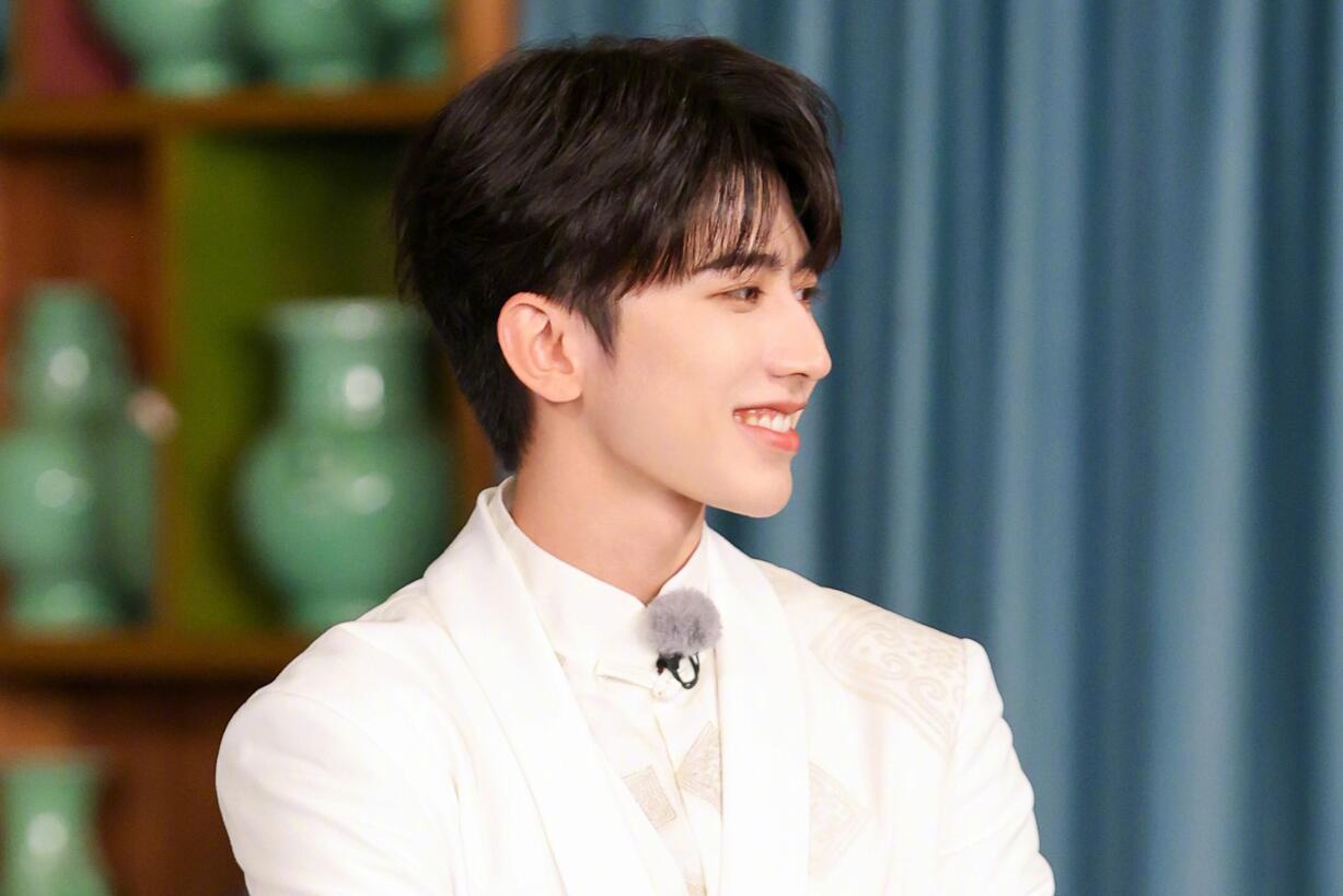 蔡徐坤跑男路透当面被玩梗,蔡徐坤跑男黄河篇撕名牌