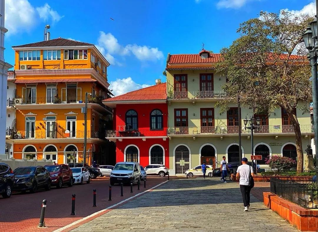 巴拿马有自己的货币吗,巴拿马华人人口多少