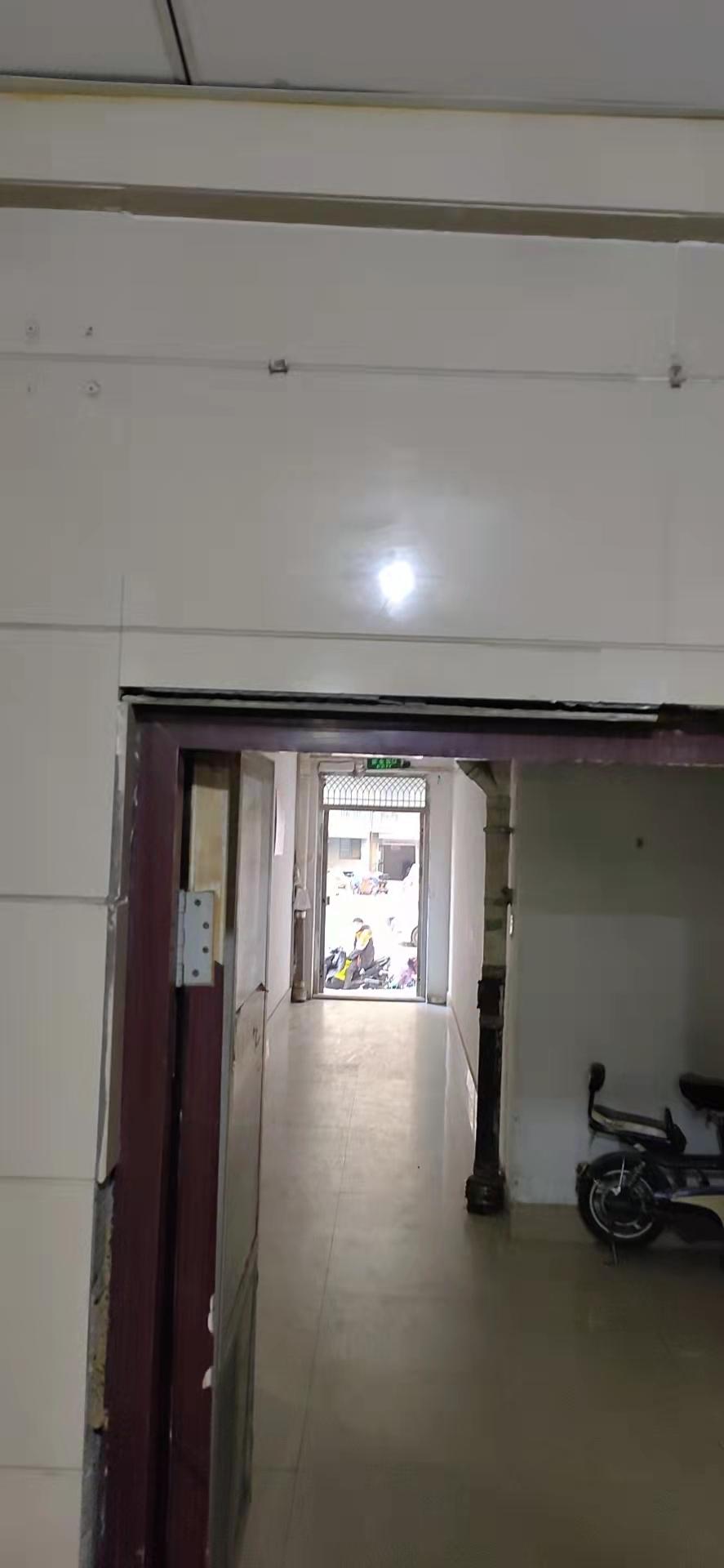 回家厅门有点矮，石家庄高个儿业主总是碰头！物业回应：正在走申报流程