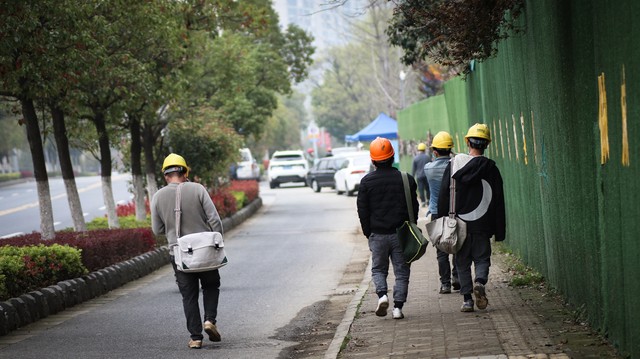 打工和自己做点小生意怎么选择,不想打工一个人能做点什么小生意