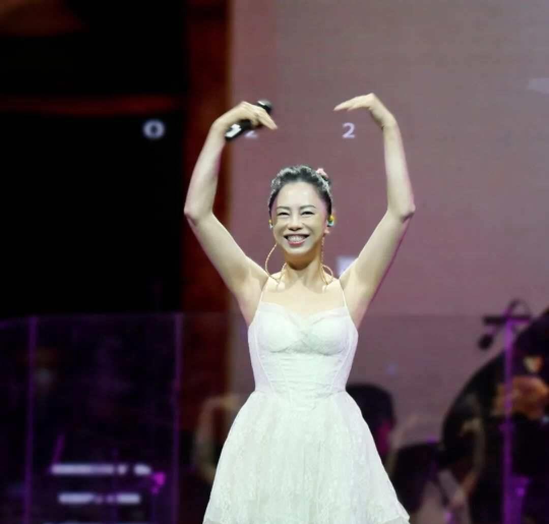 黄绮珊魅力照,55岁黄绮珊齐刘海