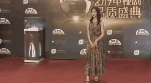 明星红毯假摔事件,明星红毯假摔倒抢镜