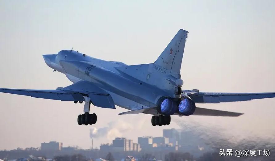 乌军空袭俄核轰炸基地,乌军无人机突袭俄军轰炸机基地