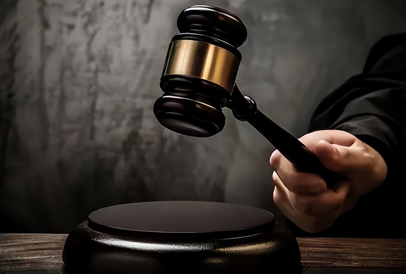 男子买玩具枪被判死刑,男子因枪形钥匙扣被判刑妻子发声