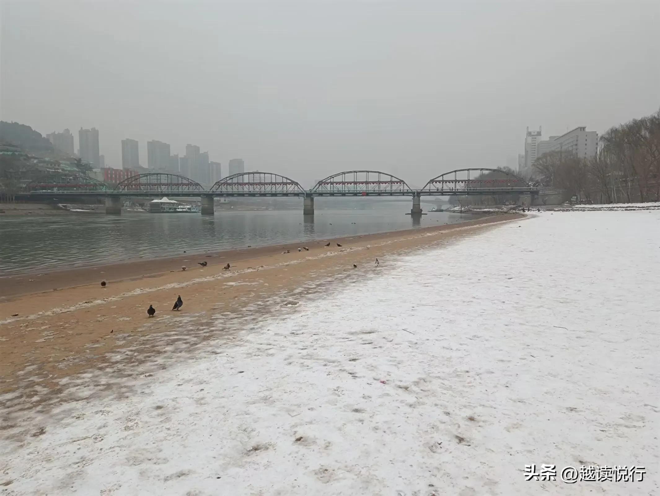 北方春来迟，料峭春寒中，看黄河水暖，白塔山醒！