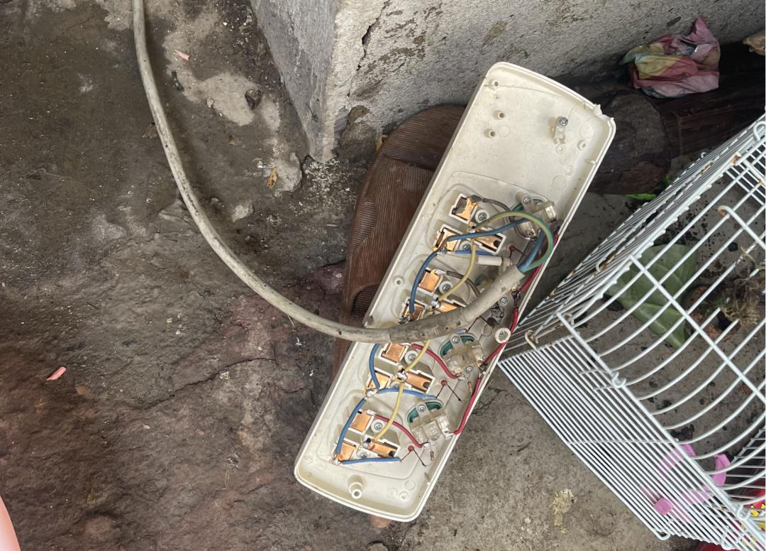 孩子触电危急时刻,儿童触电安全危险事件