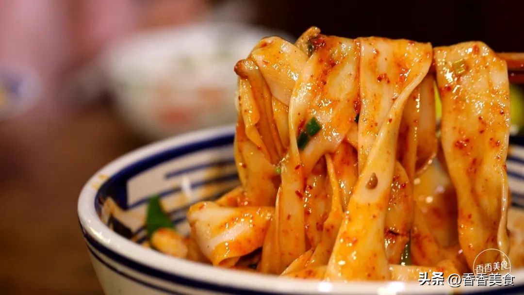 一碗营养丰富又好吃的面,有点宽和厚而且有嚼劲的面