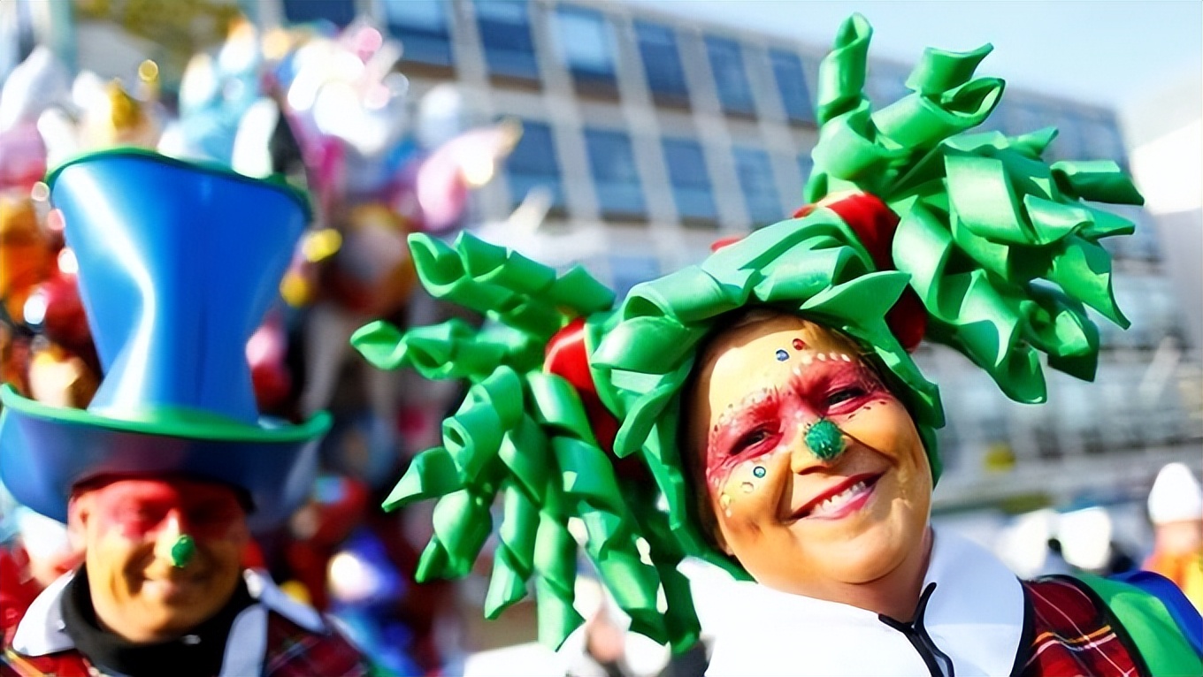 德国多开放？街上一群醉酒美女“强吻”男性，游客：简直没眼看