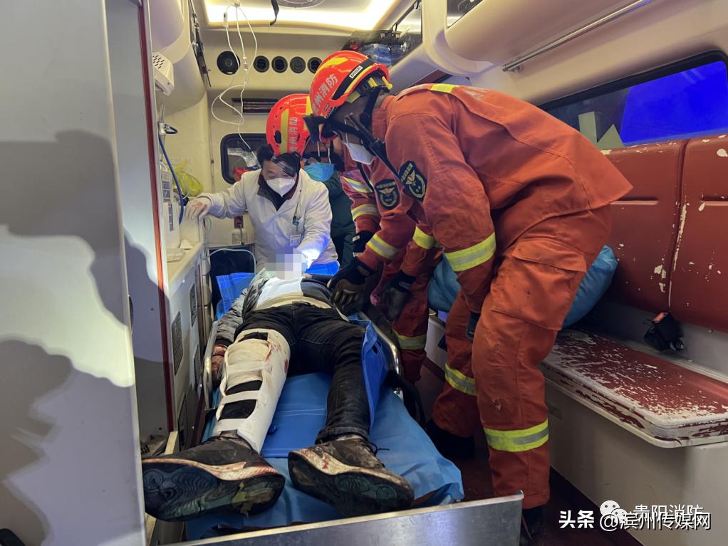 车祸现场未撤离男子被撞下桥,男子车祸后未撤离被撞飞下桥