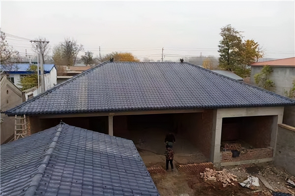 自建房房顶琉璃瓦利弊,树脂瓦红顶白底好用