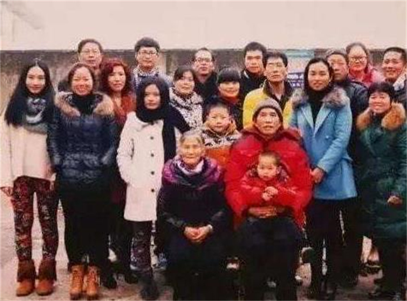 江西24岁小伙和82岁老太太婚纱照,江西25岁小伙跟老妈拍婚纱照