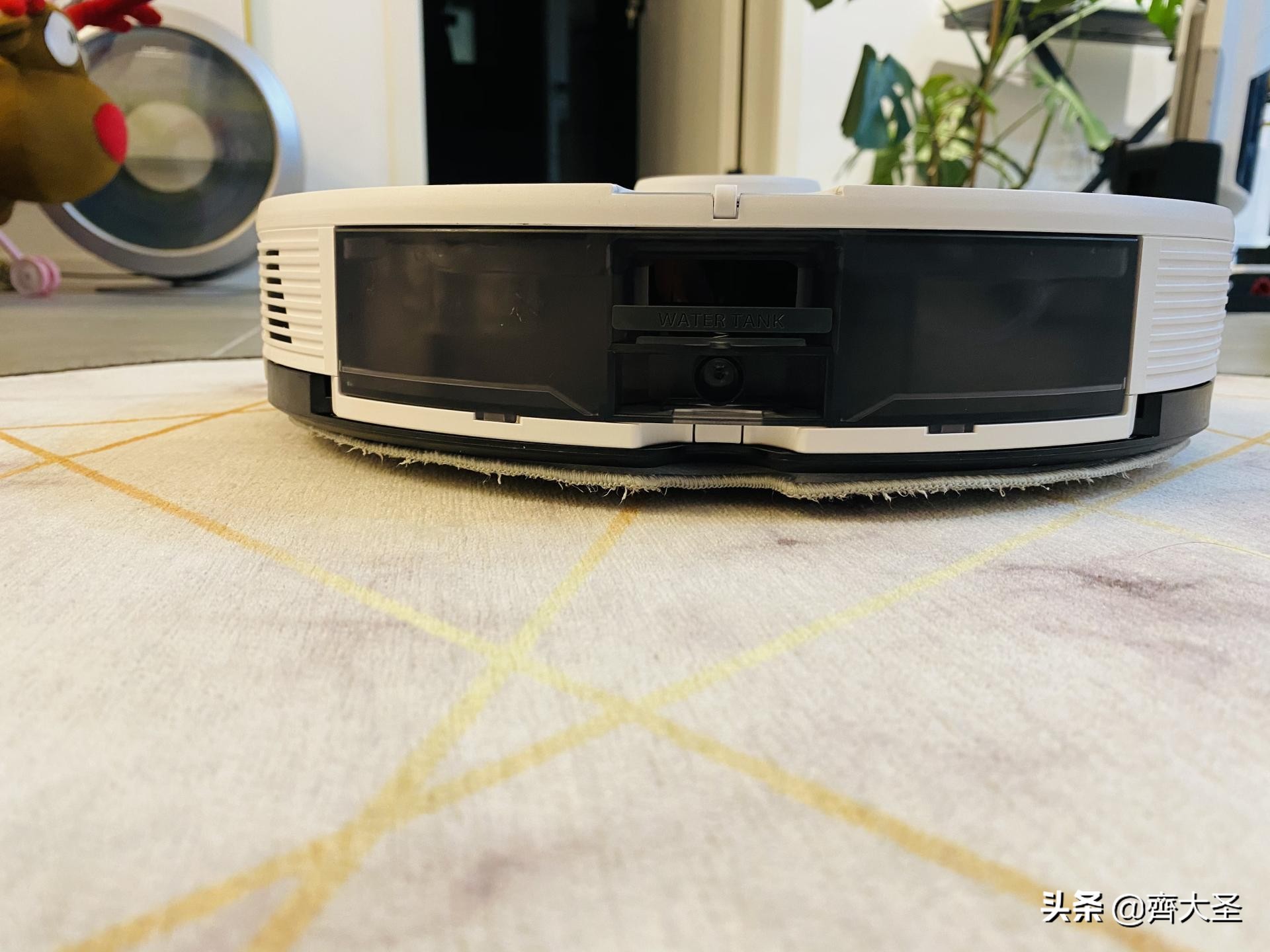 扫地机器人拖地震动和旋转哪种好,机器人旋转拖地和震动拖地