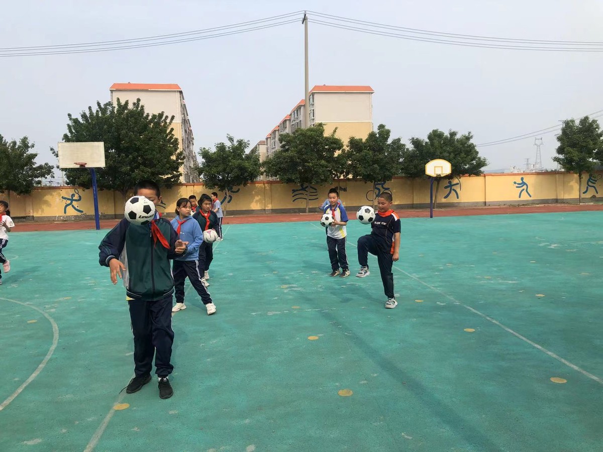 足球颠球专项活动,小学足球颠球比赛