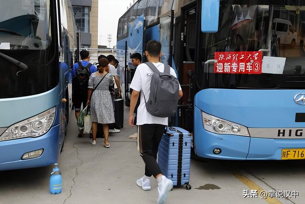 陕西理工大学2020新生报到图片,陕西理工大学学生迎新