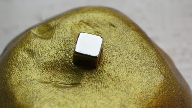 纯黄金能不能用牙咬出痕迹,黄金用牙咬能辨真假吗