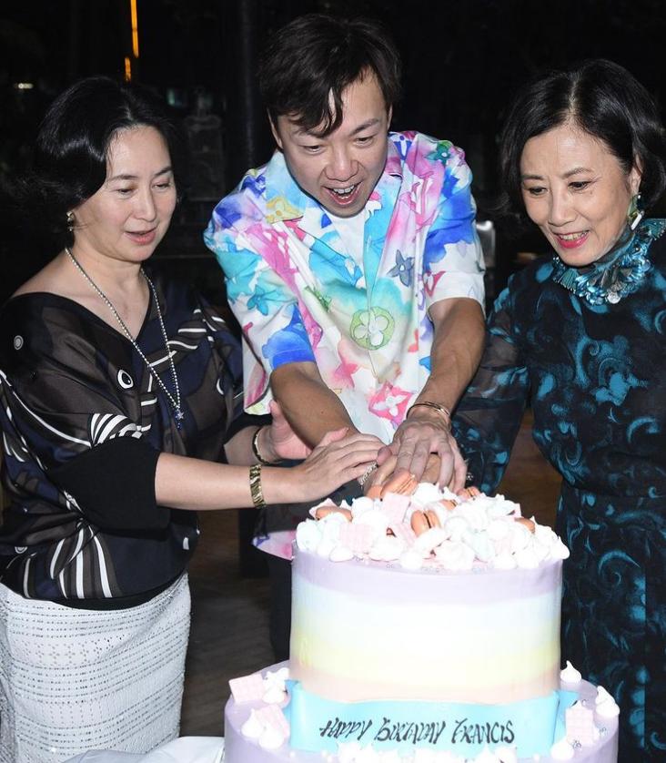 何超琼连续3年为异性好友庆生，打扮靓丽红光满面，两人深交30年