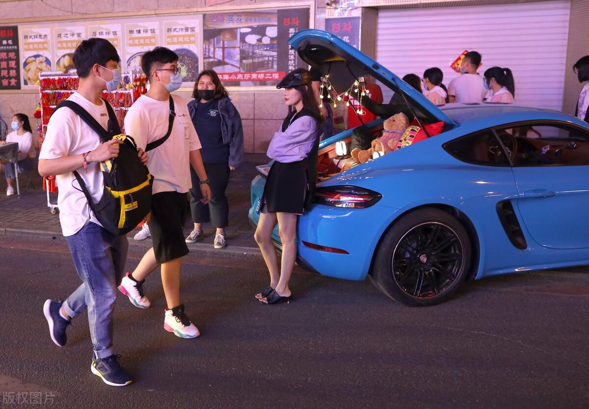 云南小伙摆地摊卖袜子半年翻身,摆摊小伙赚87万