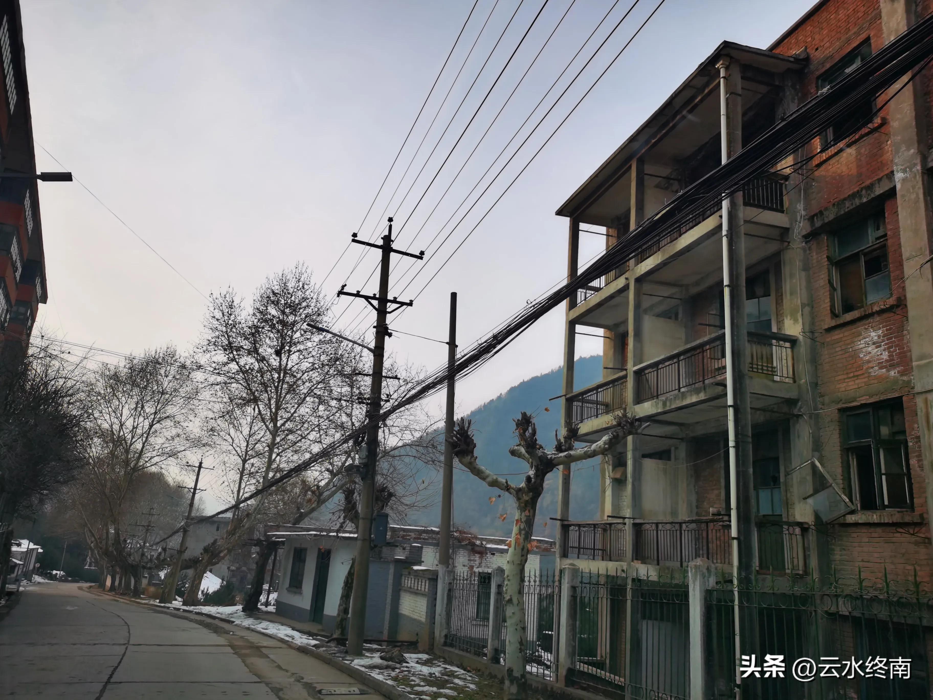 因为这个神秘的大厂,辋川曾经比镇上还热闹的山村,现在怎么样了