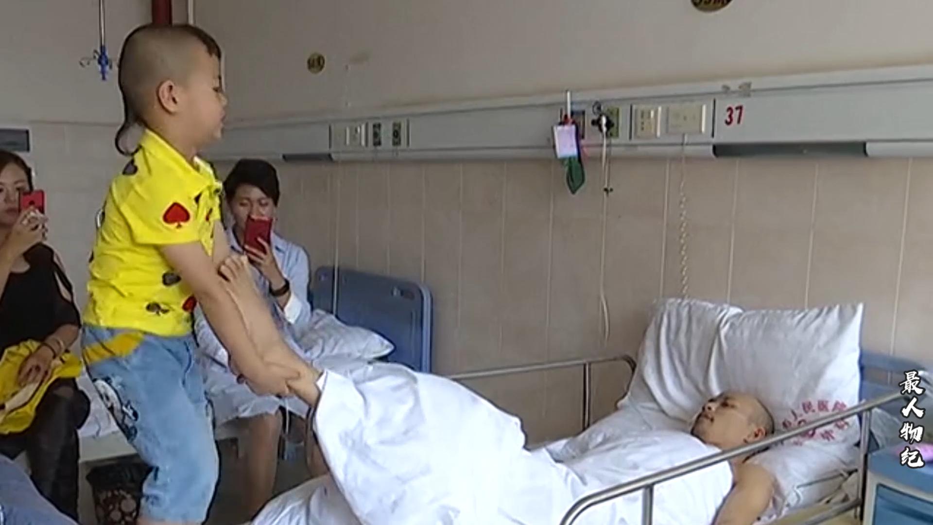 6岁儿童照顾瘫痪父亲感动全场,河南00后男孩照顾瘫痪父亲13年