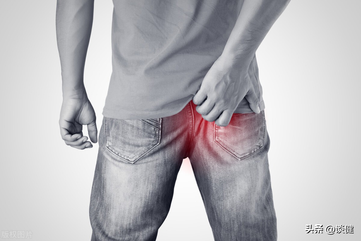 肛门周围潮湿瘙痒能用盐水清洗吗,肛门潮湿瘙痒时不时的流出分泌液