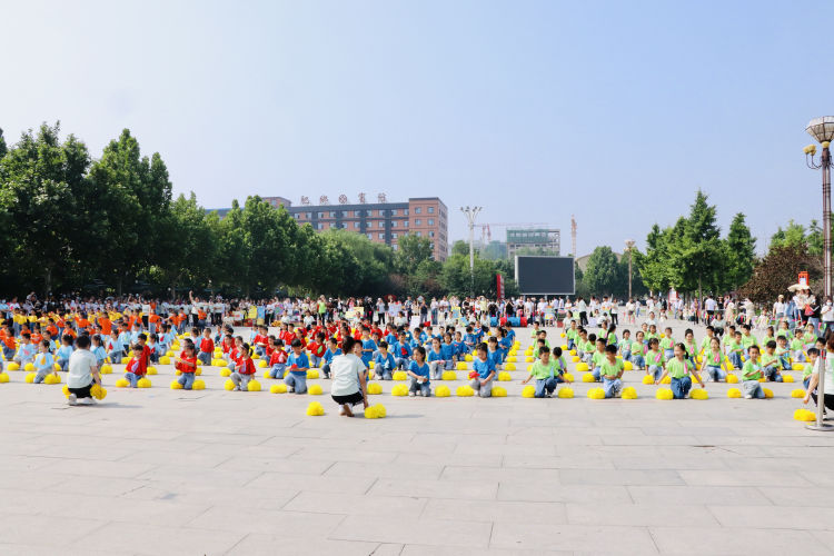 幼儿园亲子运动会主题大手牵小手,小手拉大手运动会