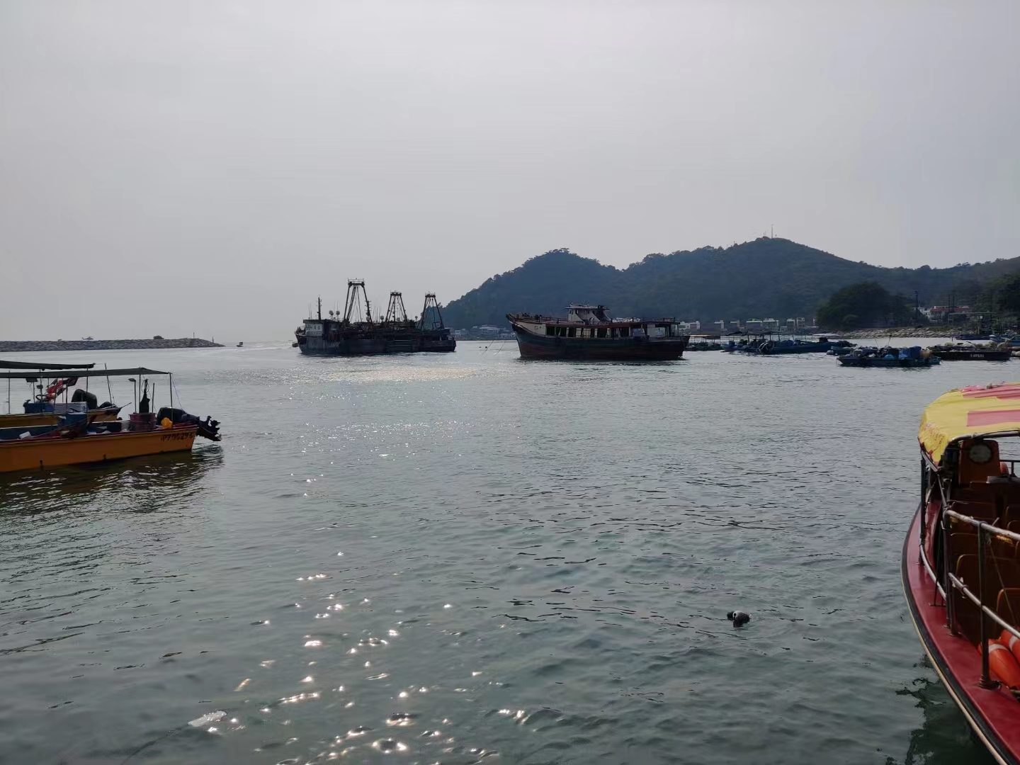 右手端啤，就着海风，喝到微醺