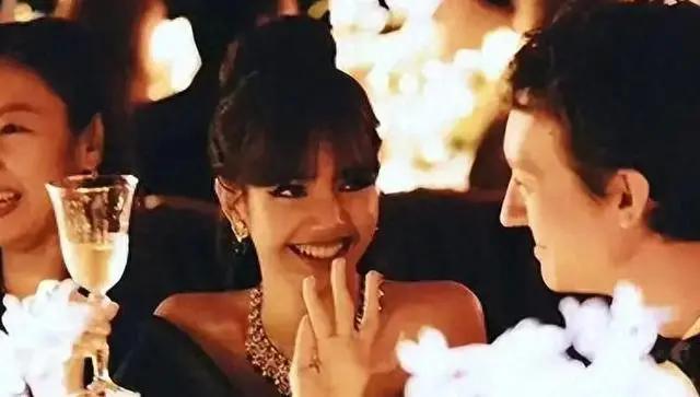 lisa被嘲脱离韩式滤镜颜值大跌,lisa现状变泰妹