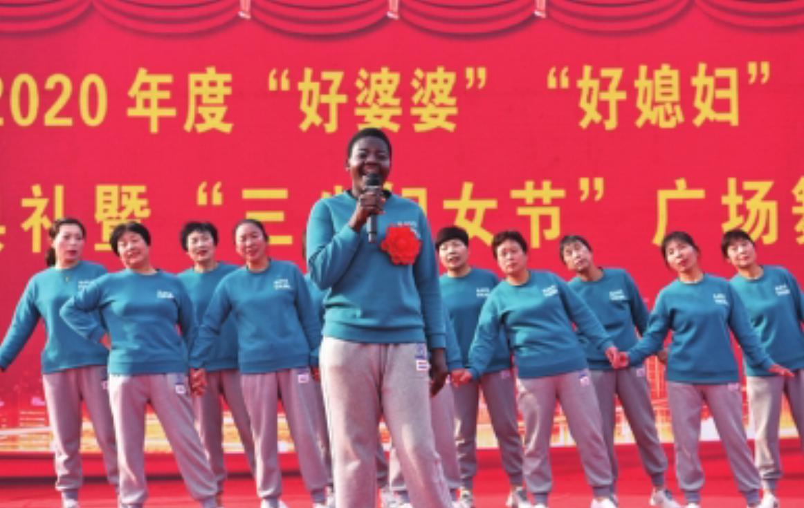 非洲22岁姑娘远嫁河南40岁农民，为其生下俩混血儿，如今怎样了？