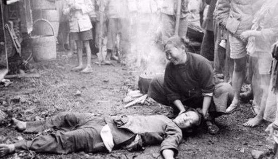 老太太木棍打鬼子,老太太面对日本鬼子英勇不屈