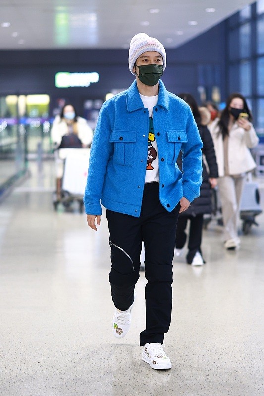 黄晓明戴渔夫帽搭白西装潮流减龄,黄晓明蓝色拼接外套