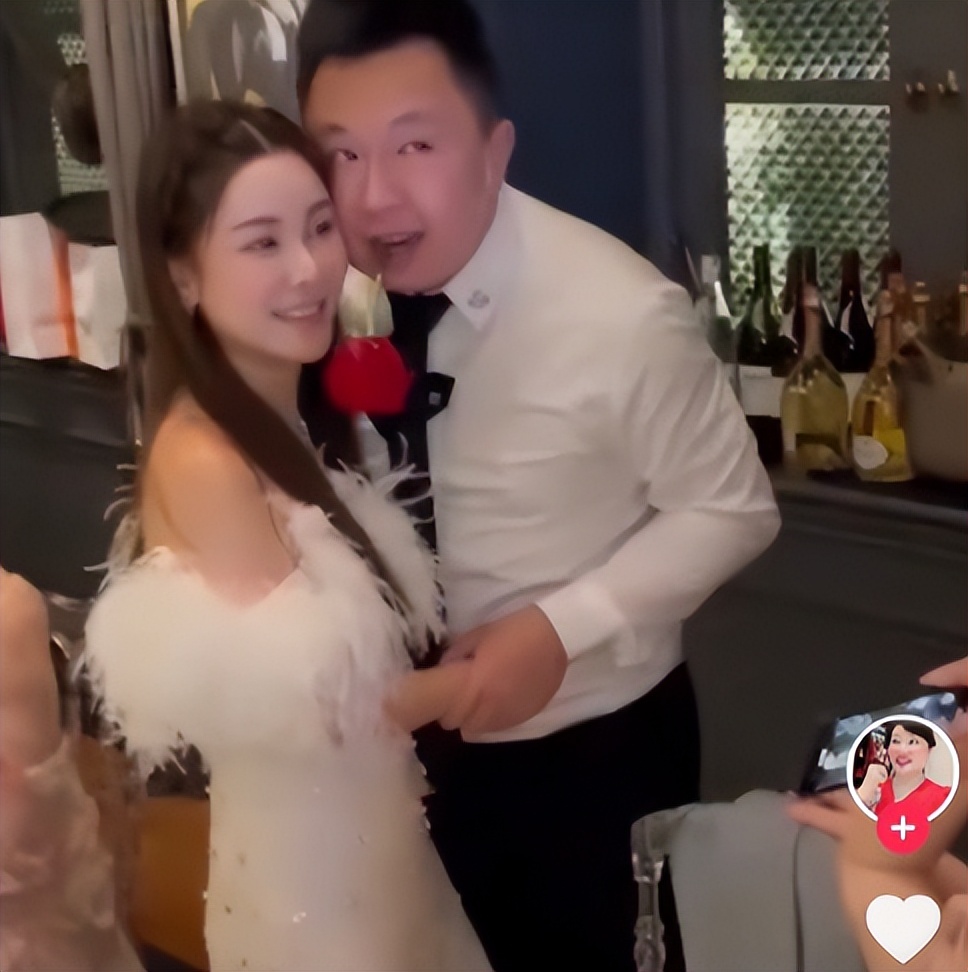 蔡天凤妈妈正面照曝光,蔡天凤与明星合照