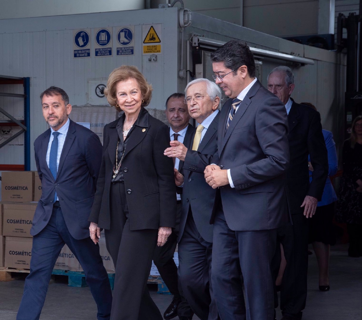 85岁索菲亚王后太有气质了!衬衫搭西装套装,精神干练贵气十足