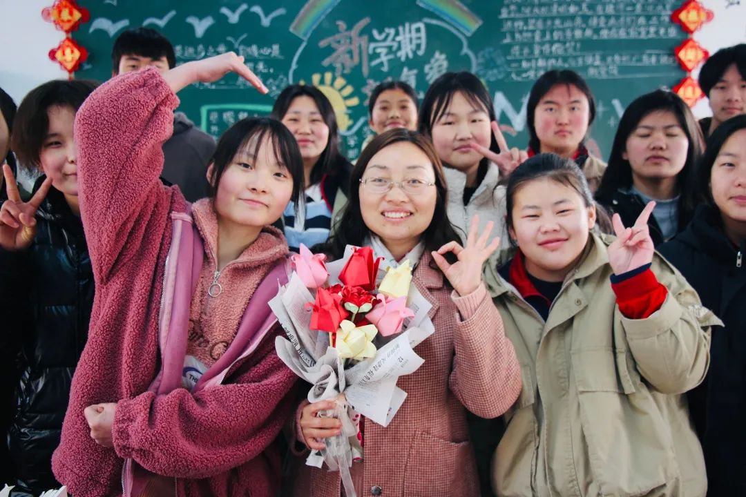 专属tony、演唱会、生日会...洛阳校园里的三八节太暖了！