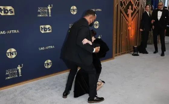 女明星为什么忍痛穿尖头高跟鞋,女明星穿超高防水台高跟鞋