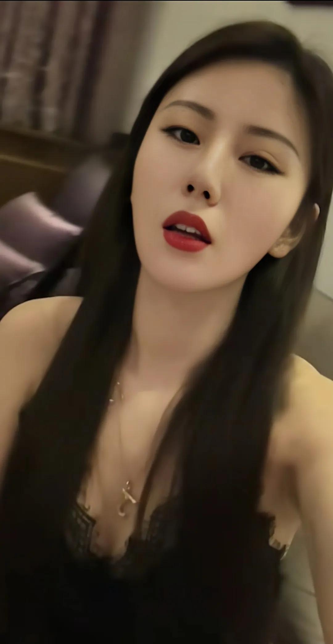 黑色衣服又简约又好看,黑色衣服显庄重而不失优雅