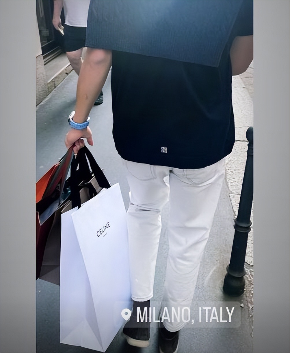 李嫣和闺蜜一起逛街,李嫣跟闺蜜逛街