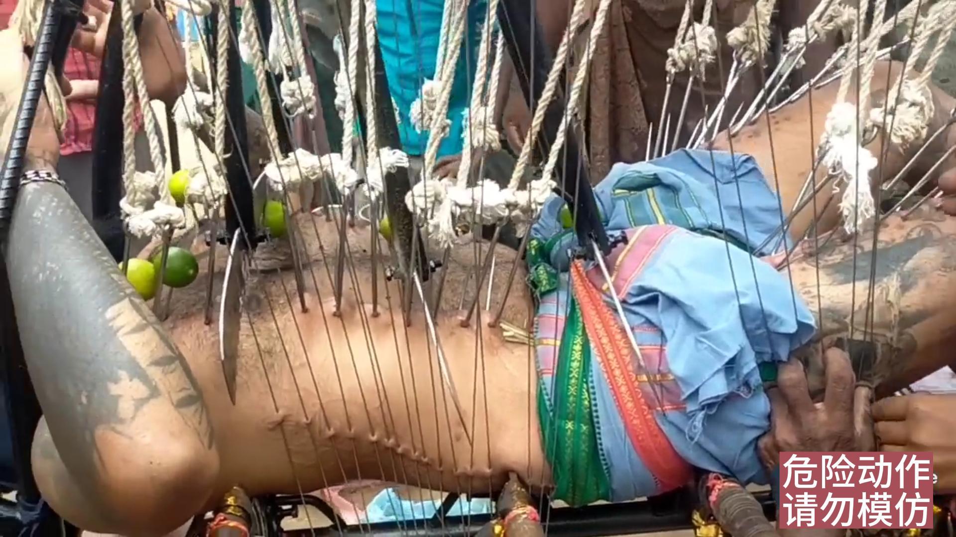 印度奇葩，用钩子穿过男子皮肉不流血，躺在刀上吊起来用绳子抽打