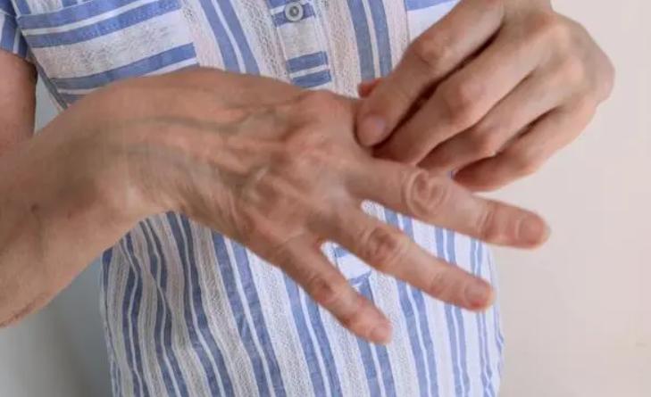 治疗缓解肩周炎的几个简单动作,肩周炎最好的恢复办法和治疗方法