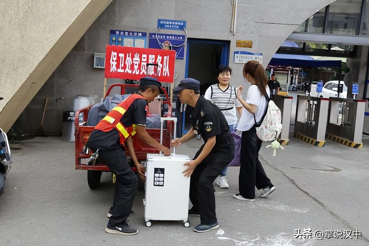 陕西理工大学2020新生报到图片,陕西理工大学学生迎新