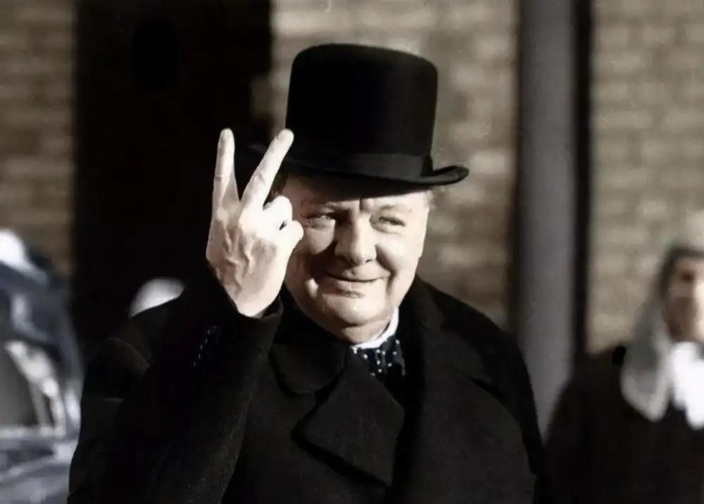 “紫石英”号侵入我军防区，被打得搁浅后，毛主席故意放它走的