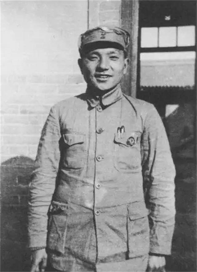 1977年邓公约见*锡联陈**，*锡联陈**向邓道歉，邓公：你在北京不欠账