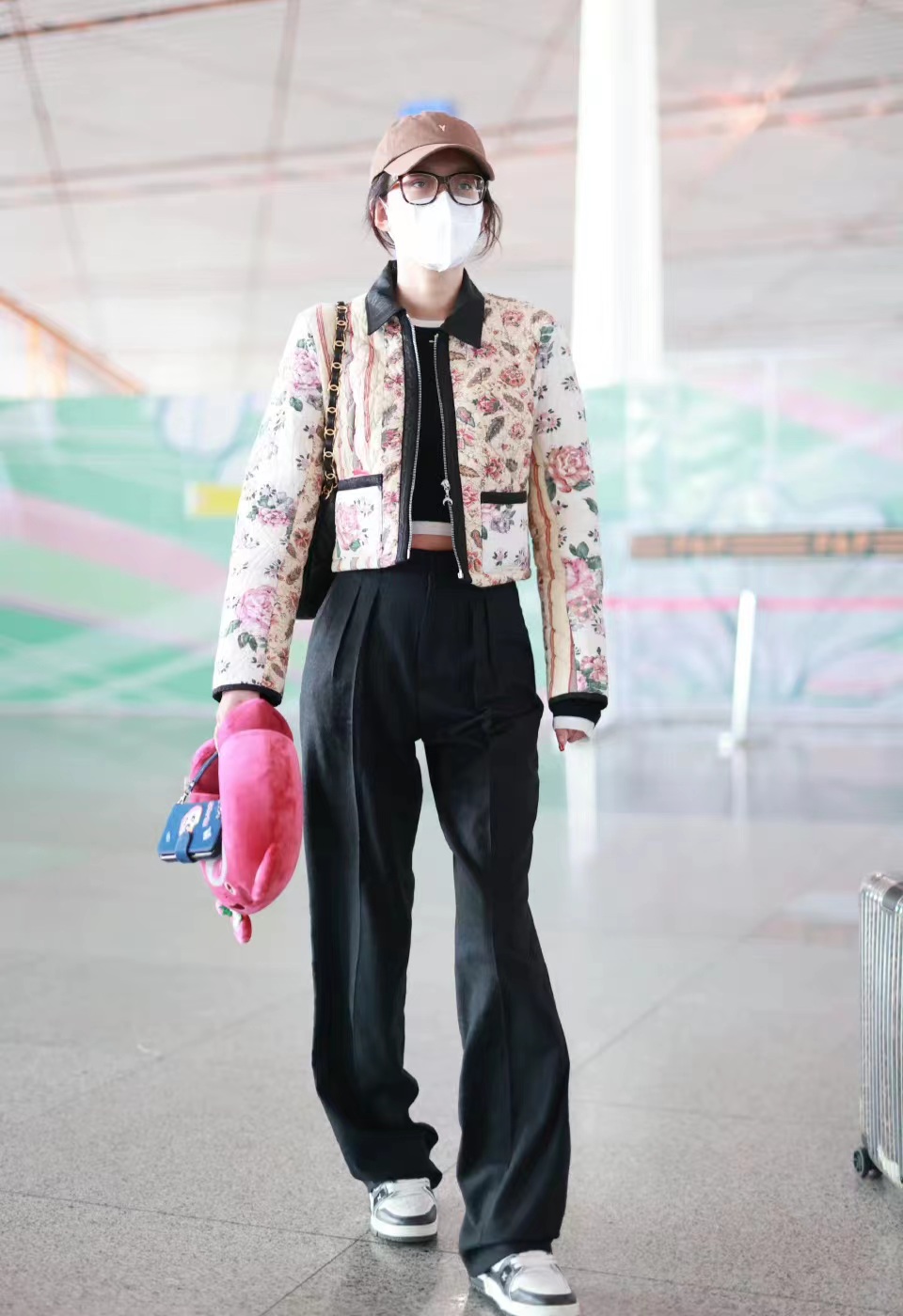 孙怡同款外套穿搭,孙怡穿格子款衣服搭配黑色阔腿裤