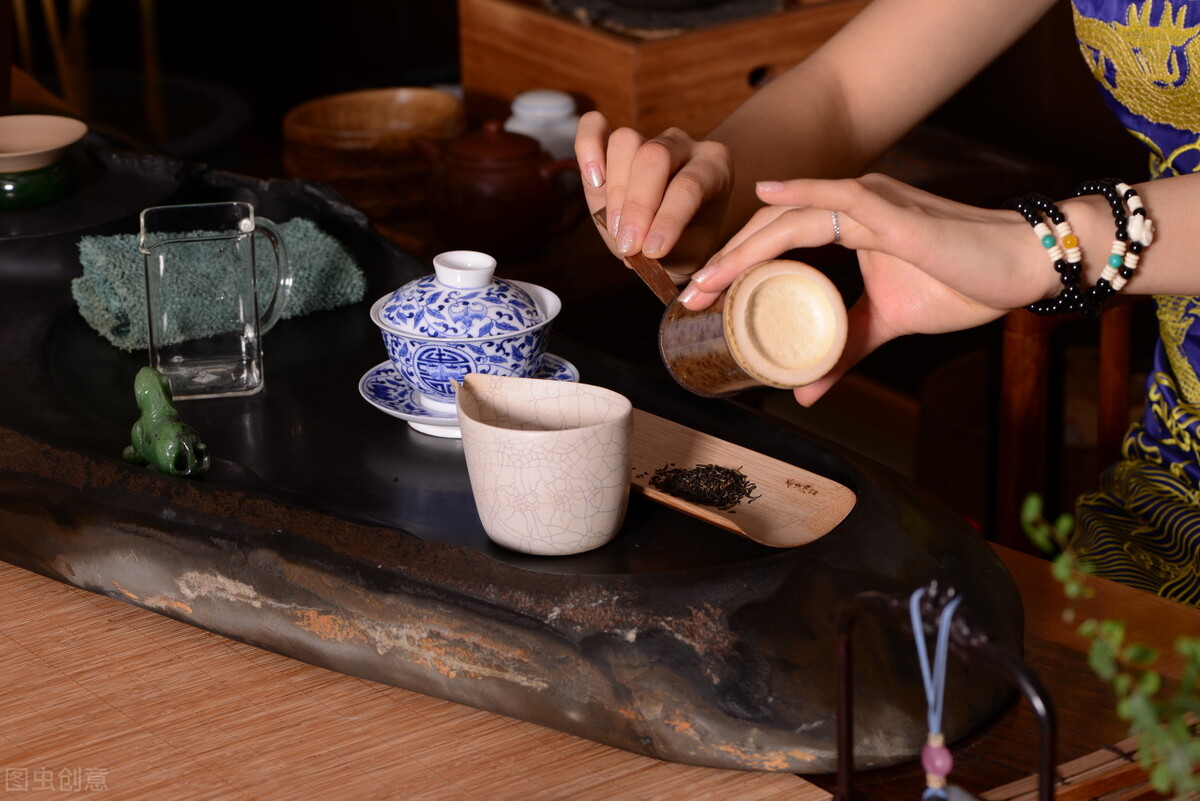 有没有发现,每一个山东老板的办公室里都摆着一个茶台,为啥呢?