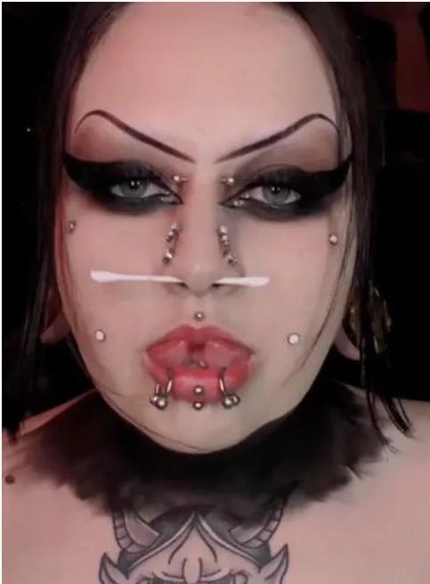 那个疯狂打自己脸的美妆博主,美妆博主把自己的脸当作一张白纸