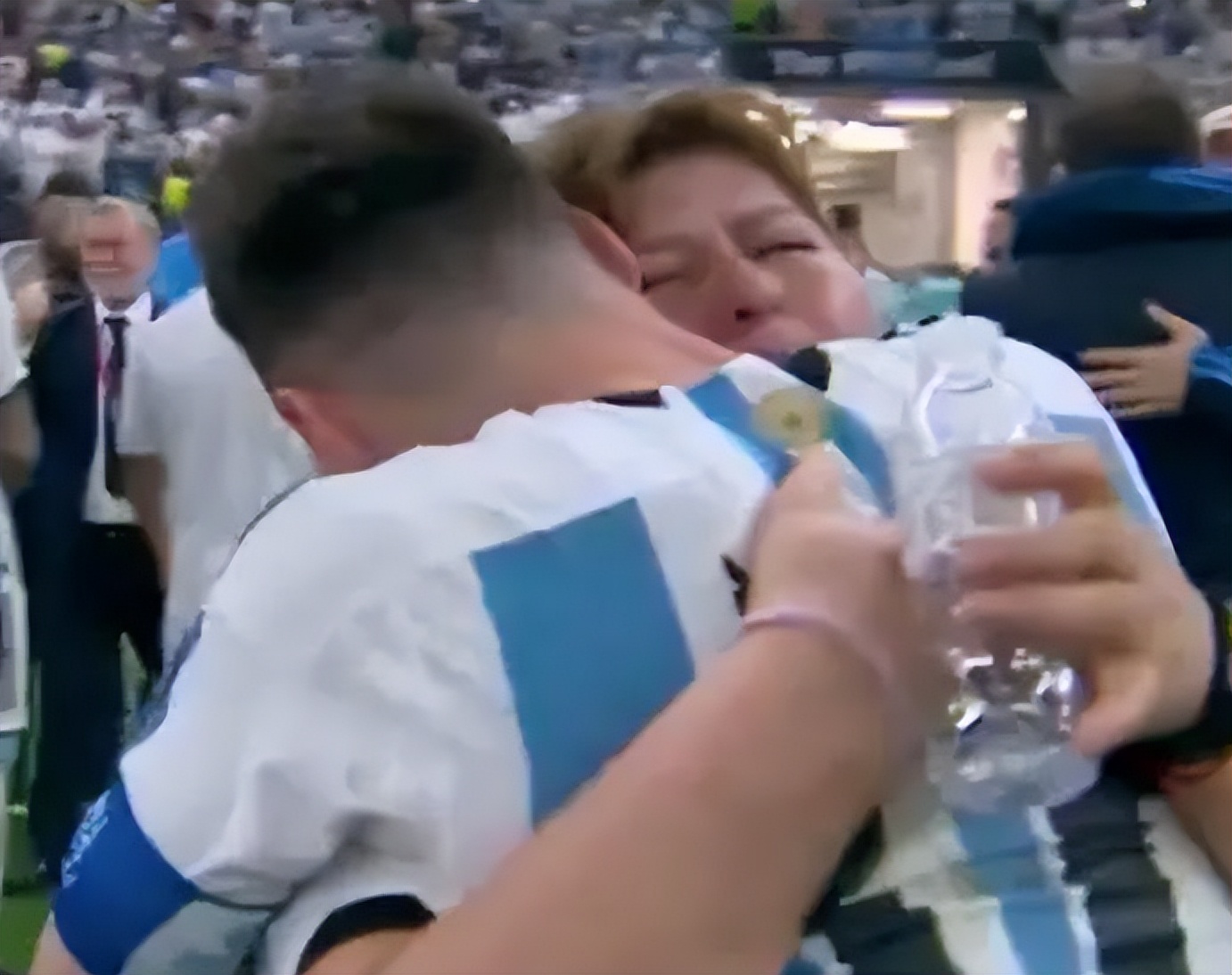 夺冠后的梅西把温情留给儿子,只有妈妈关心儿子累不累