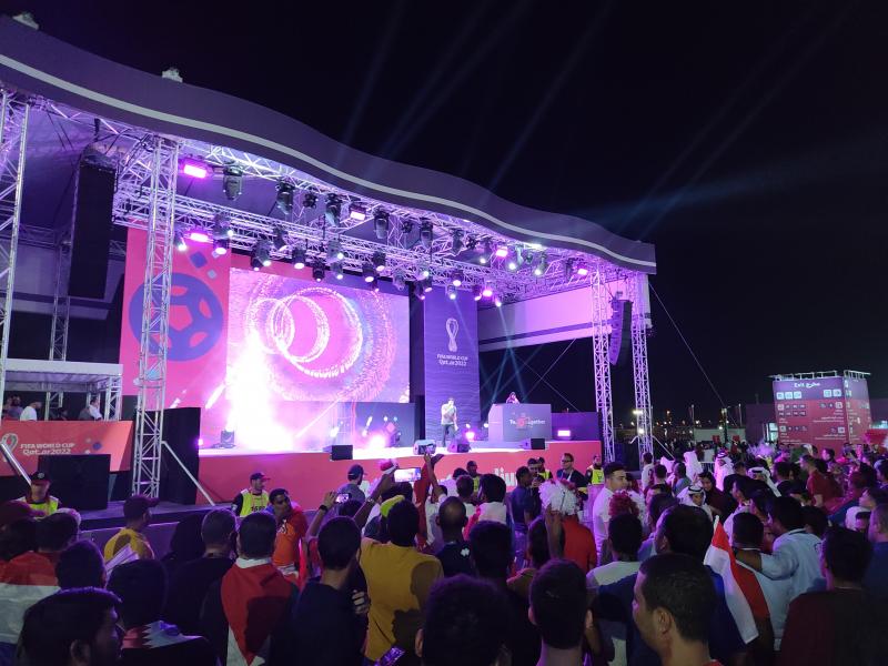 在卡塔尔和各国球迷狂欢,球迷汇集卡塔尔